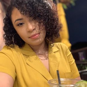 Meet your Posher, Dayana